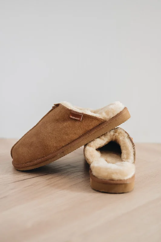 Men's slippers with a pointed toe for a stylish appearance HUGO Men's Sheepskin Slippers | Shepherd of Sweden Men's slippers with a pointed toe for a stylish appearance HUGO Men's Sheepskin Slippers | Shepherd of Sweden