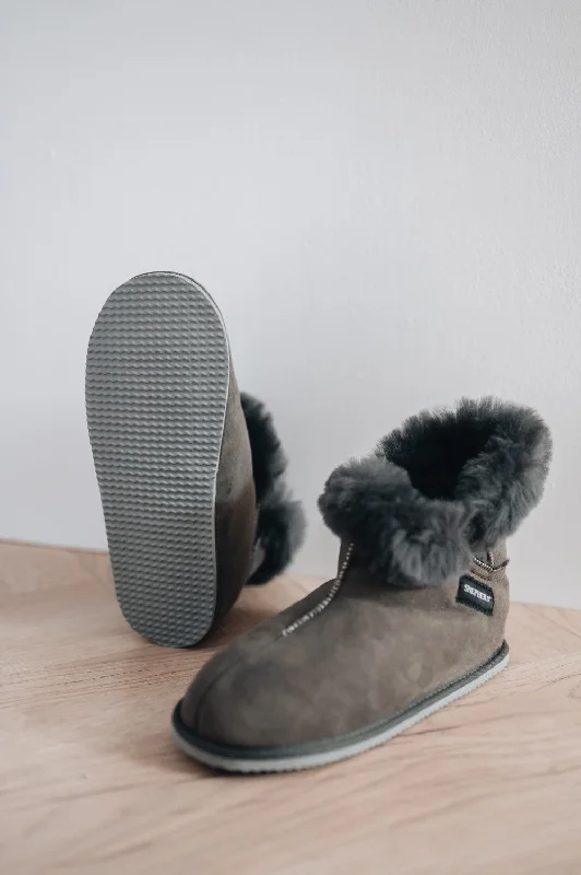 Men's slippers with a stretchy side panel for a better fit OSKAR Men's Sheepskin Slipper boots with Sole | Shepherd of Sweden Men's slippers with a stretchy side panel for a better fit OSKAR Men's Sheepskin Slipper boots with Sole | Shepherd of Sweden