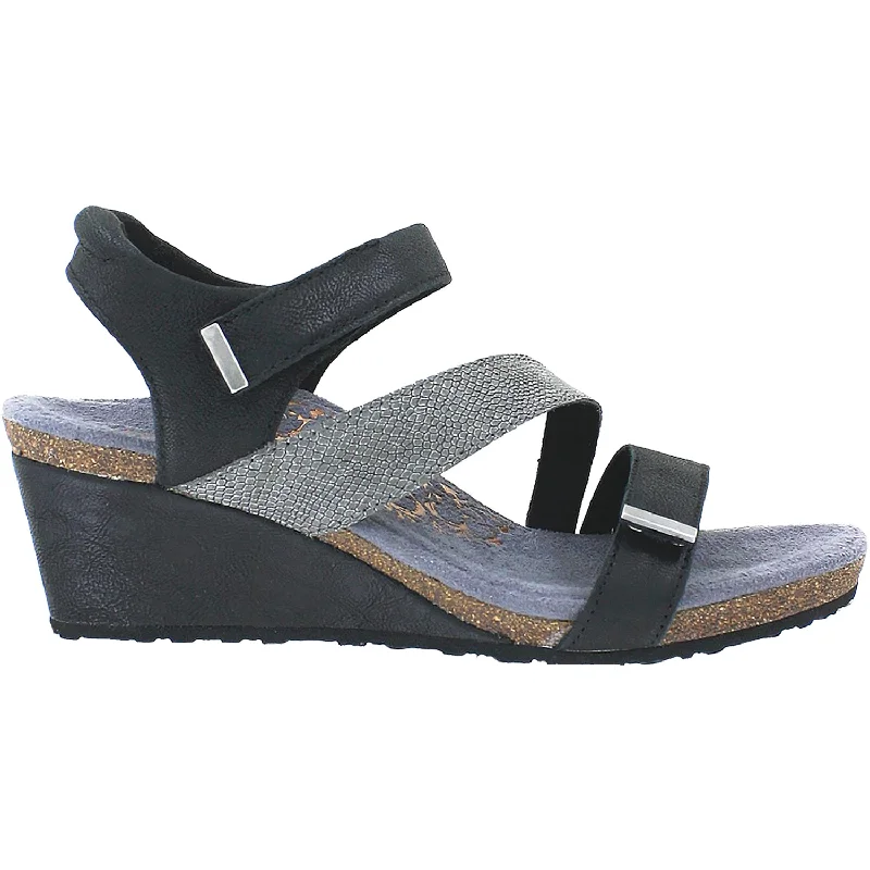 Men's sandals with a contrast stitching detailWomen's Aetrex Brynn Black Leather