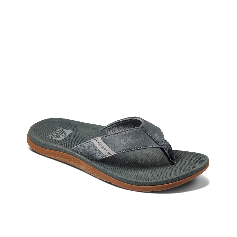 Men's sandals with a decorative buckle or charmReef Santa Ana