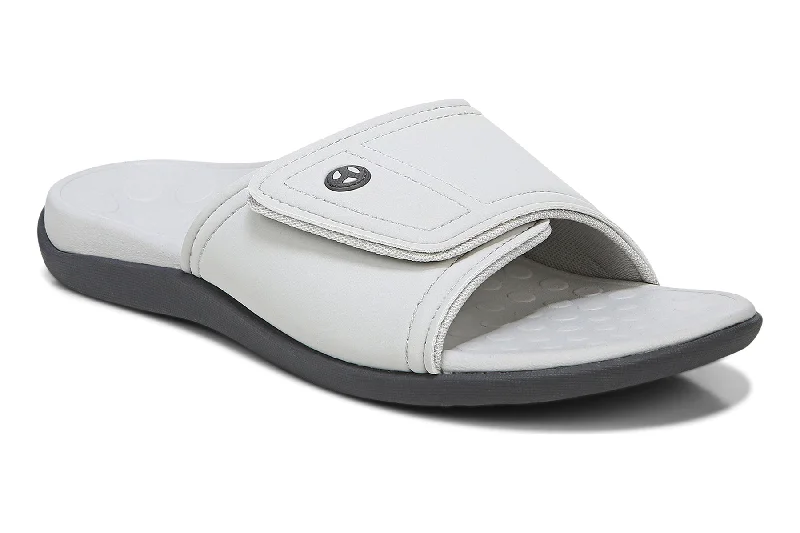 Men's sandals with a decorative buckle or charmKiwi