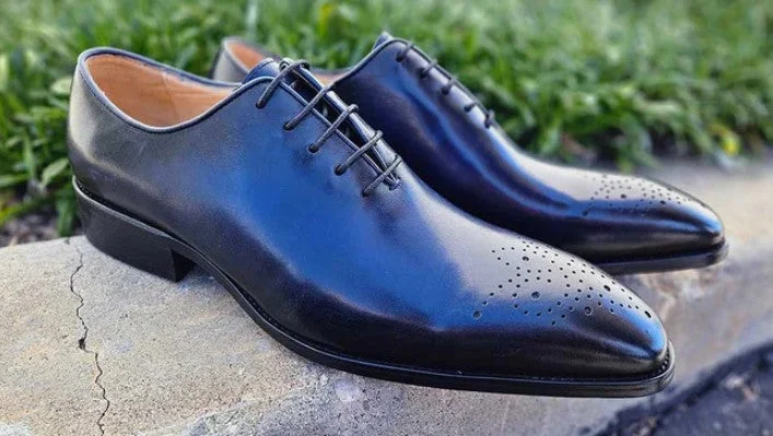 Men's Oxford shoes with a polished leather finishBurnished Calfskin Lace-Up Oxford Navy