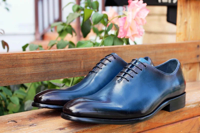 Men's Oxford shoes with a decorative inlay on the toeBurnished Calfskin Lace-Up Oxford Navy Men's Oxford shoes with a decorative inlay on the toeBurnished Calfskin Lace-Up Oxford Navy