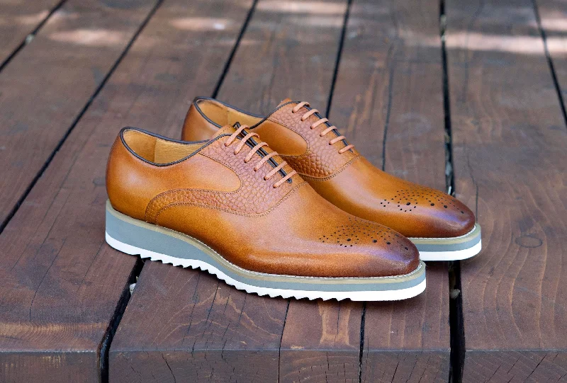 Men's Oxfords with a lace - up closure and a narrow fitStyle: 515-40-Cognac