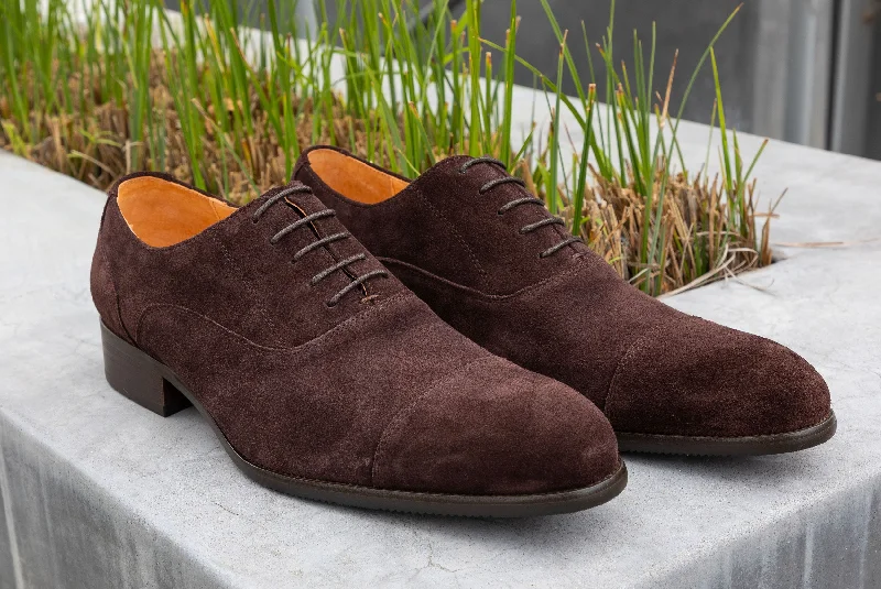 Men's Oxford shoes with a smooth leather upper and a leather soleSuede Lace-Up Oxford Chocolate Men's Oxford shoes with a smooth leather upper and a leather soleSuede Lace-Up Oxford Chocolate