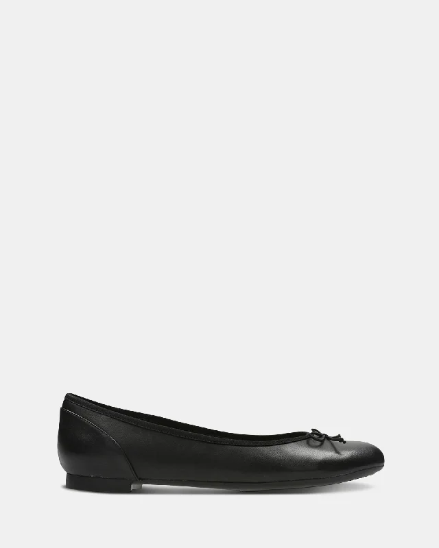 Men's loafers with a leather lacing systemCouture Bloom Black Leather