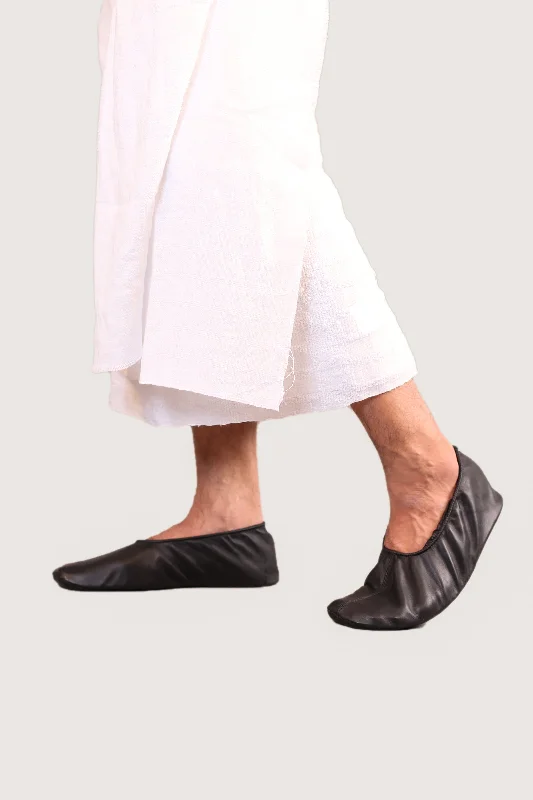 Men's slippers with a soft, flexible soleFull Grain Stretchable Short Leather Socks