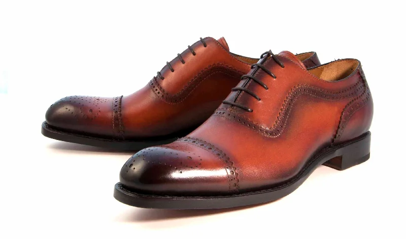 Men's Oxford shoes with a polished leather finishGaelic Cap Toe Oxford Camel