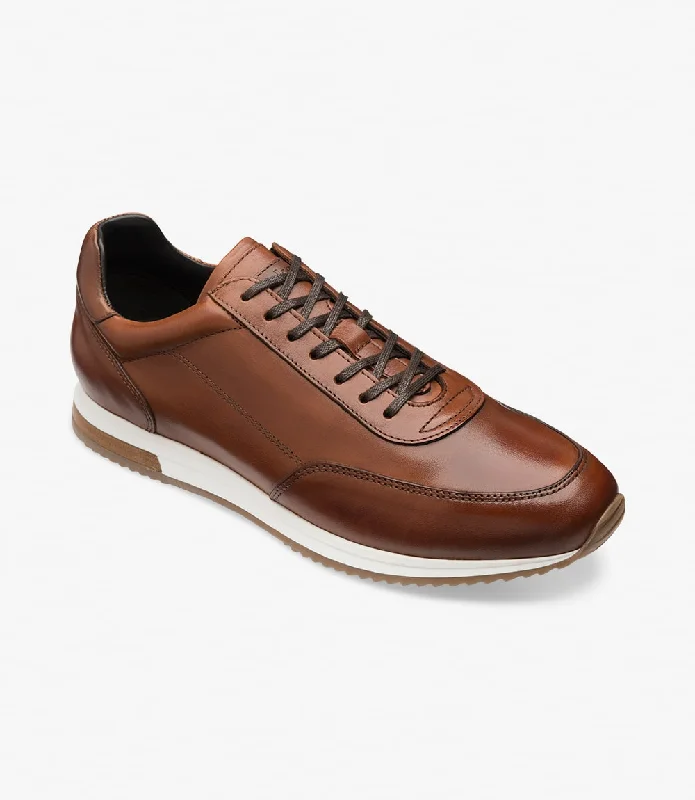 Men's casual shoes with a stretchy side panelLOAKE  Bannister - Leather Sneakers - Cedar