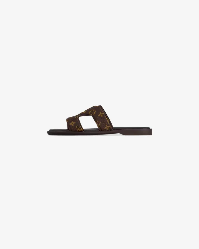 Men's slippers with a Velcro closure for easy on and offLouis Vuitton Oasis Mule