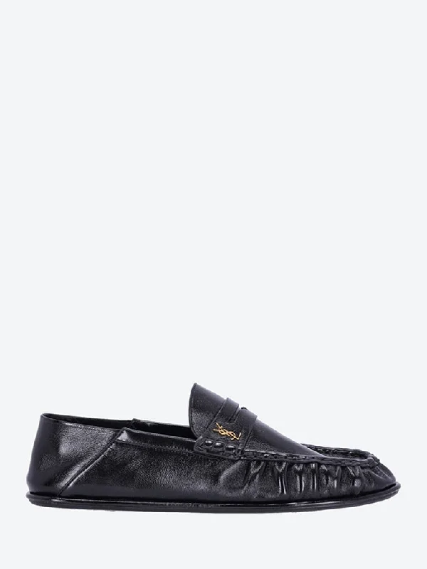 Men's loafers with a cushioned footbedPlain vamp loafers