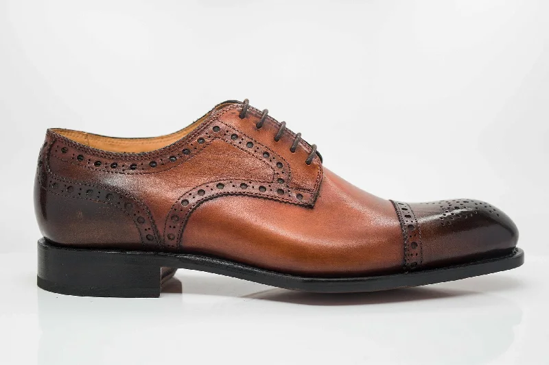 Men's Oxford shoes with a buckle closure and a pointed toeBurnished Calfskin Lace-Up Oxford Caramel Men's Oxford shoes with a buckle closure and a pointed toeBurnished Calfskin Lace-Up Oxford Caramel