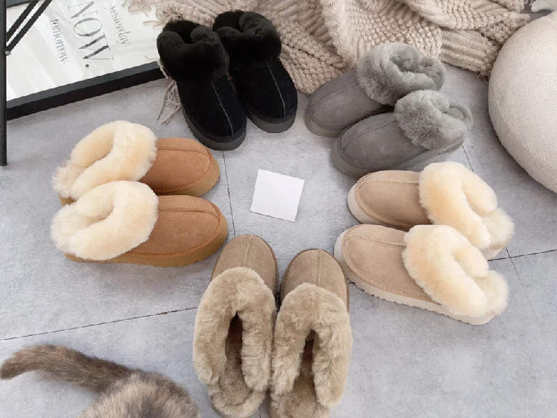 Men's slippers in a warm color like red or brownUnisex Winter Furry Shearling Slippers Men's slippers in a warm color like red or brownUnisex Winter Furry Shearling Slippers