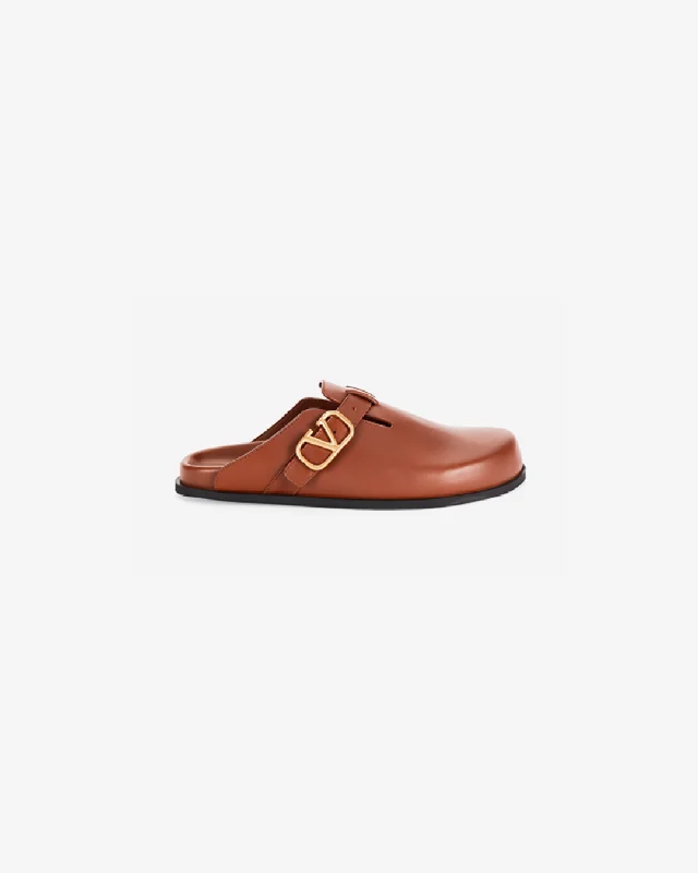 Men's slippers with a shock - absorbing midsoleValentino Garavani V-Logo Sabot Mule in 'Brown' Leather Men's slippers with a shock - absorbing midsoleValentino Garavani V-Logo Sabot Mule in 'Brown' Leather