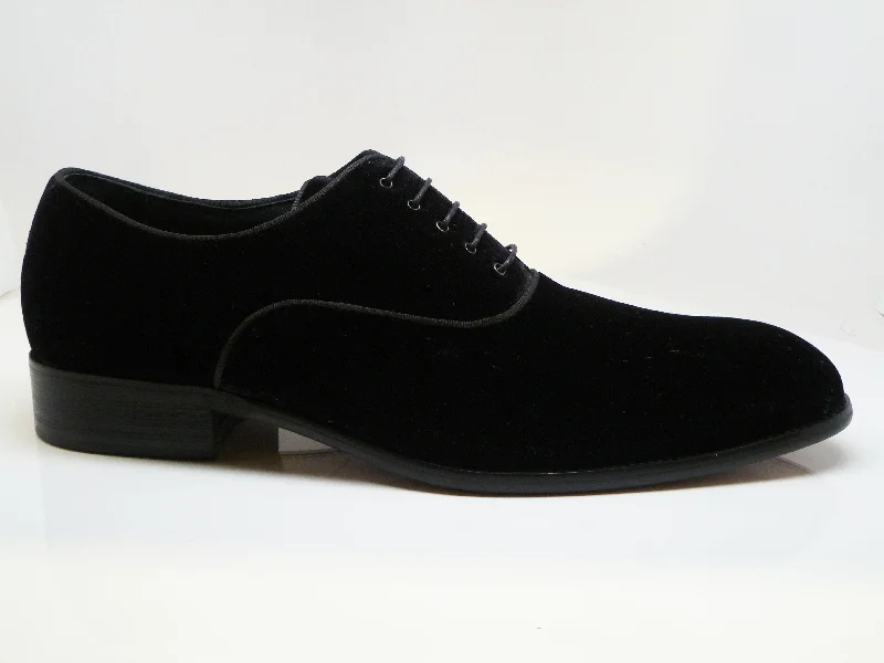 Men's Oxfords with a classic silhouette and a high - shine finishVelvet Lace-Up Oxford Black Men's Oxfords with a classic silhouette and a high - shine finishVelvet Lace-Up Oxford Black