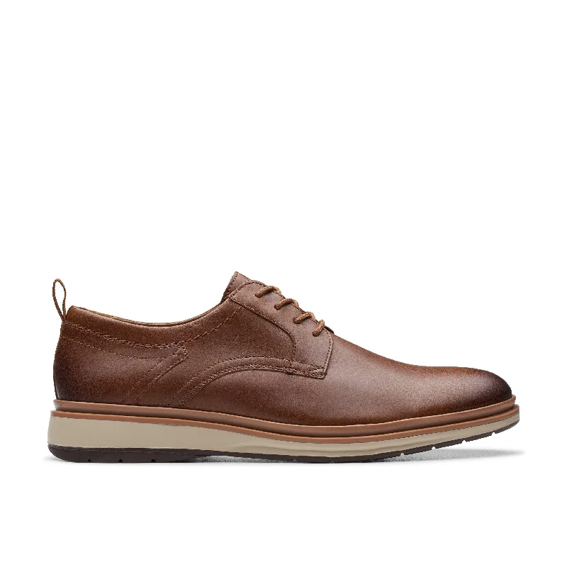 Men's formal shoes with a leather sole and heelClarks Chantry Lo in Brown Leather