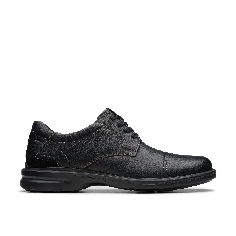 Men's formal shoes with a classic silhouetteClarks Gessler Cap in Black Leather