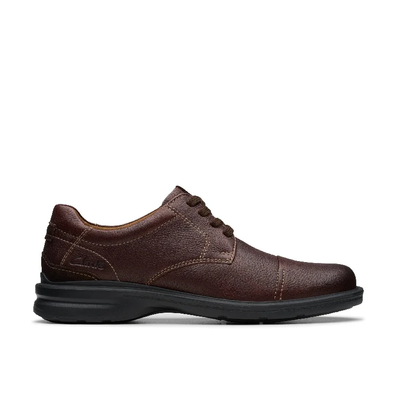 Men's formal shoes with a smooth leather finishClarks Gessler Cap in Brown Leather