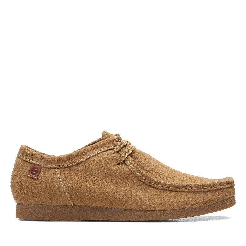 Men's formal shoes with a narrow toe boxClarks Shacre II Run in Beige Suede