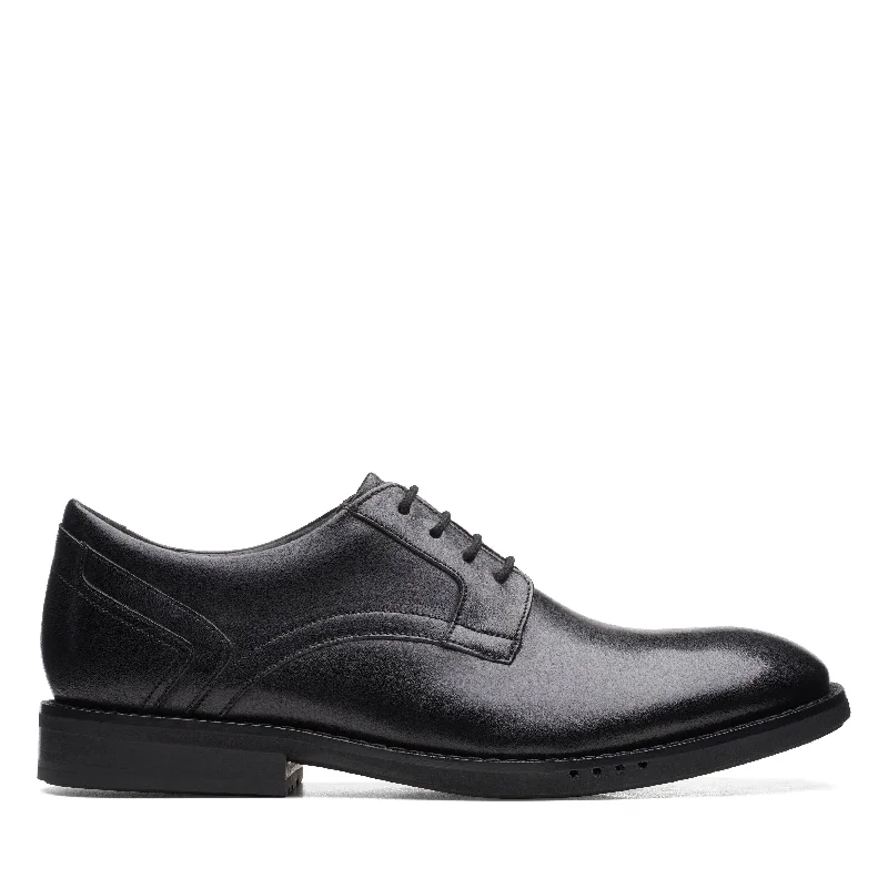 Men's formal shoes with a decorative perforationClarks Un Hugh Lace in Black Leather