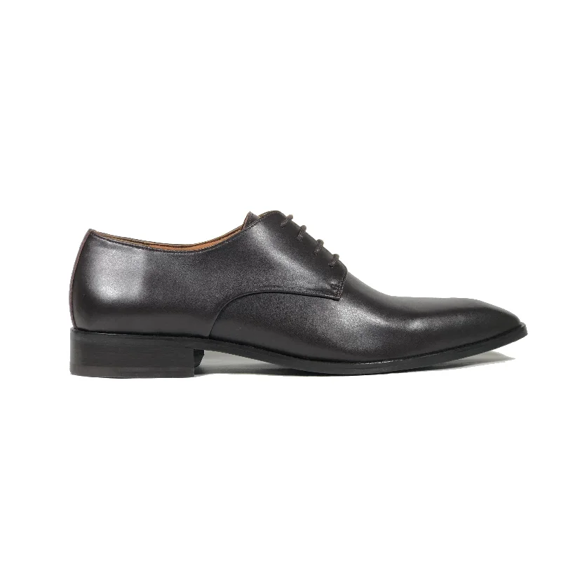 Men's formal shoes with a wingtip design'Remy' Classic Vegan Derby by Zette Shoes - Chocolate Brown